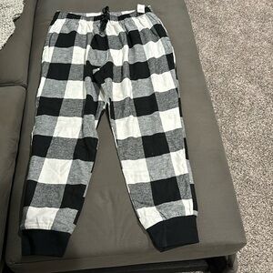 black and white plaid pajama pants never worn, tags on
